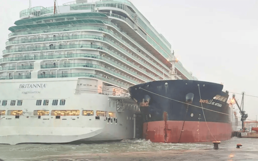 Crucero choca con petrolero